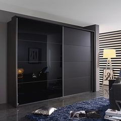 Schwarzer Schrank
