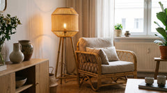 Stehlampen aus Bambus und Rattan