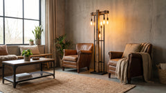 Stehlampen aus Holz und Metall im Industriestil