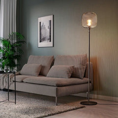 Schwarze Stehlampe