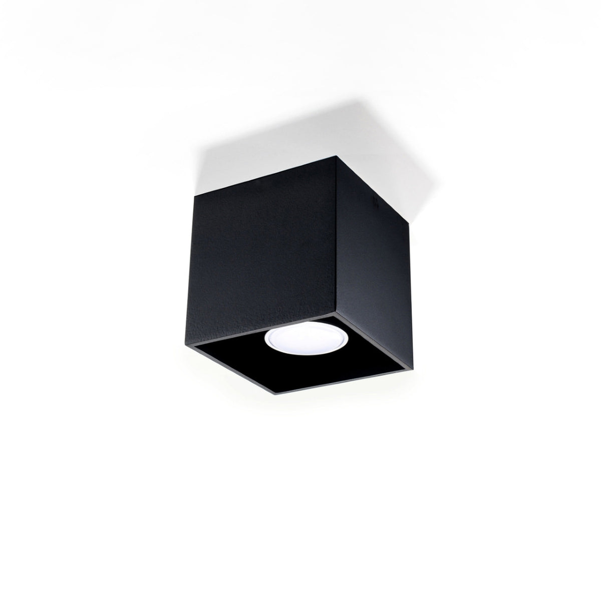 Luminaire noir fixé sous un plafond blanc, vue plongeante sur l'ouverture