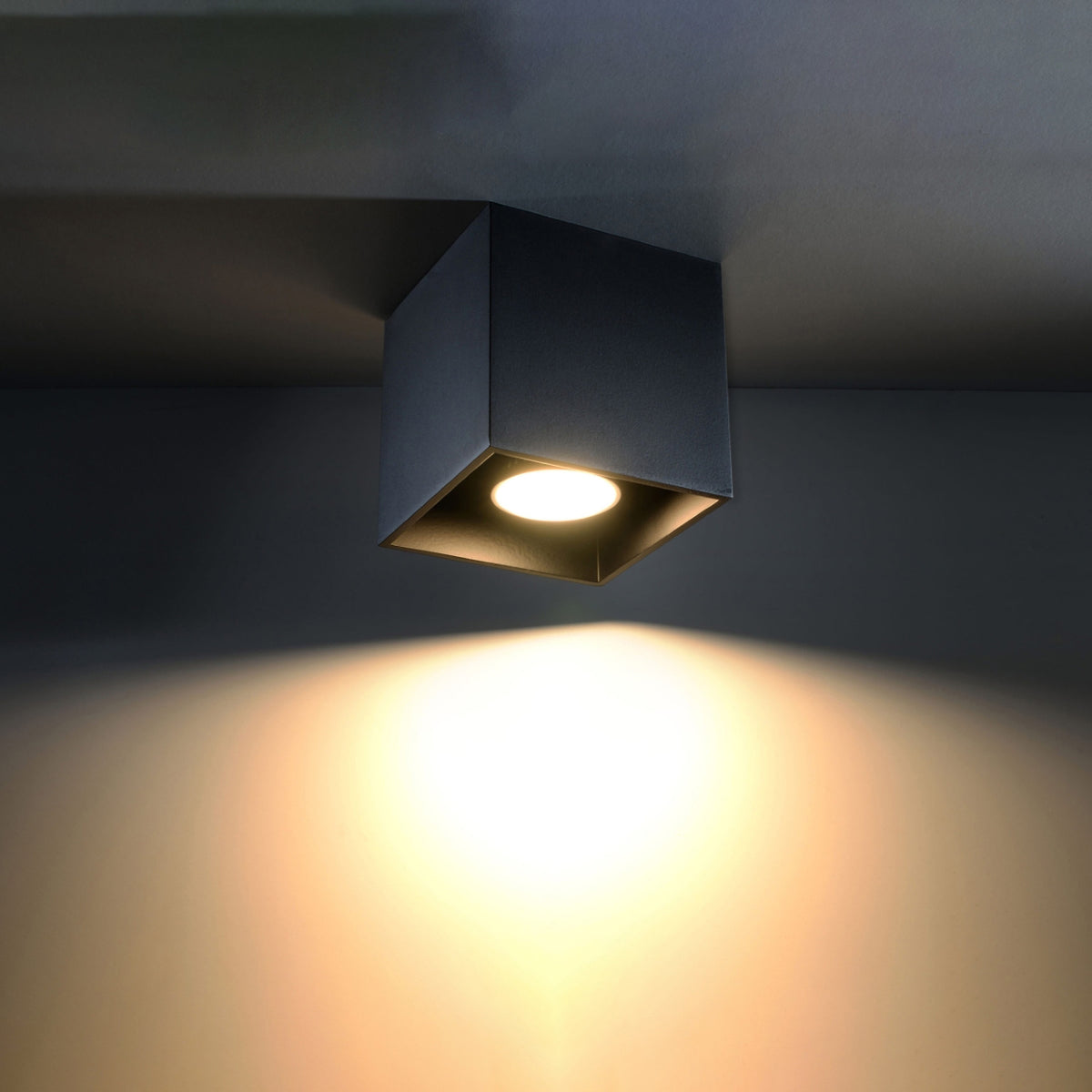 Mise en ambiance nocturne, halo de lumière chaude projeté vers le bas