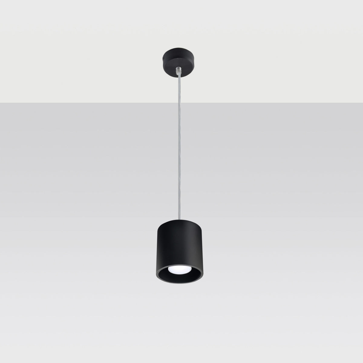 Vue d'ensemble de la suspension noire avec câble et base de plafond.