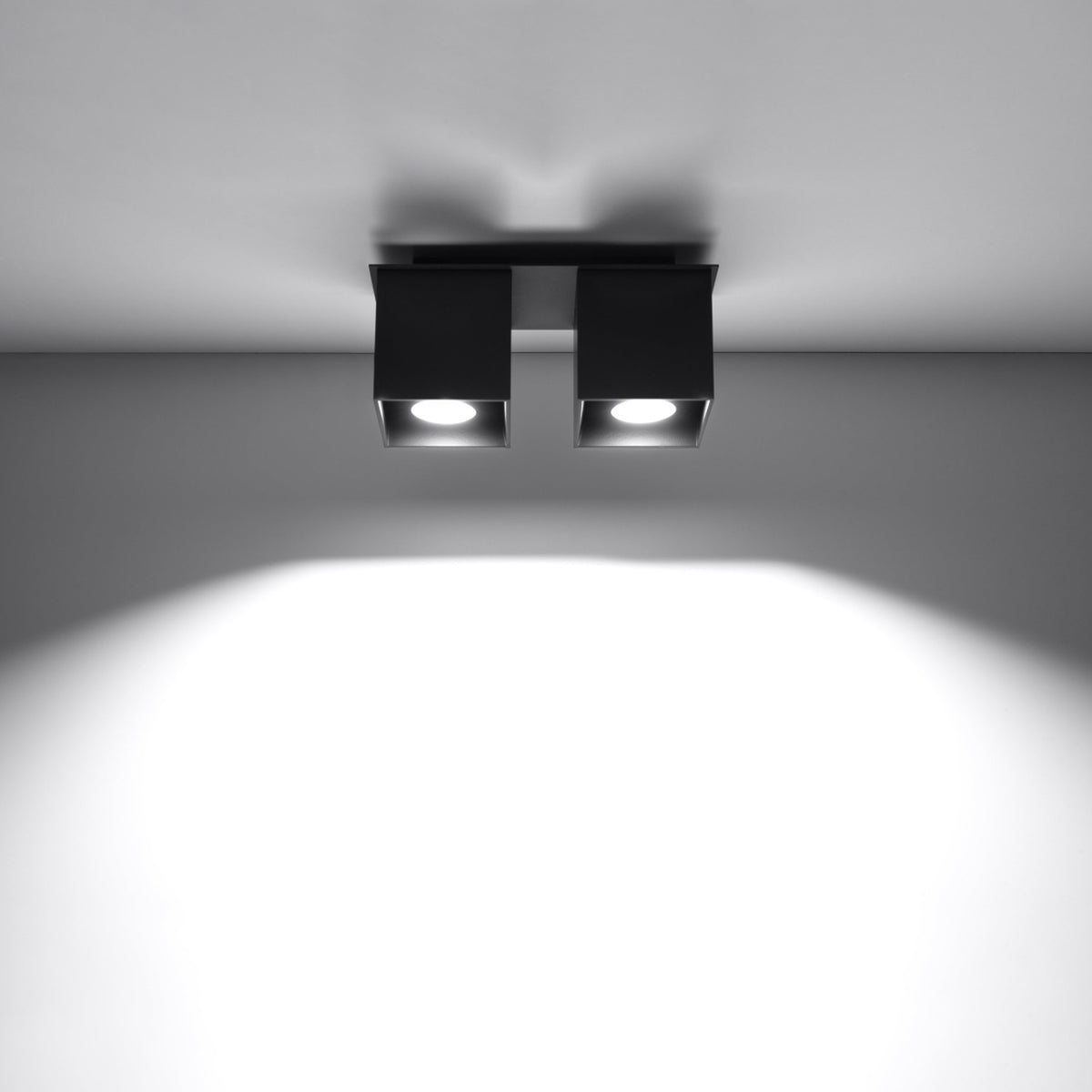 Mise en ambiance au plafond dans une pièce sombre, deux faisceaux lumineux dirigés vers le bas