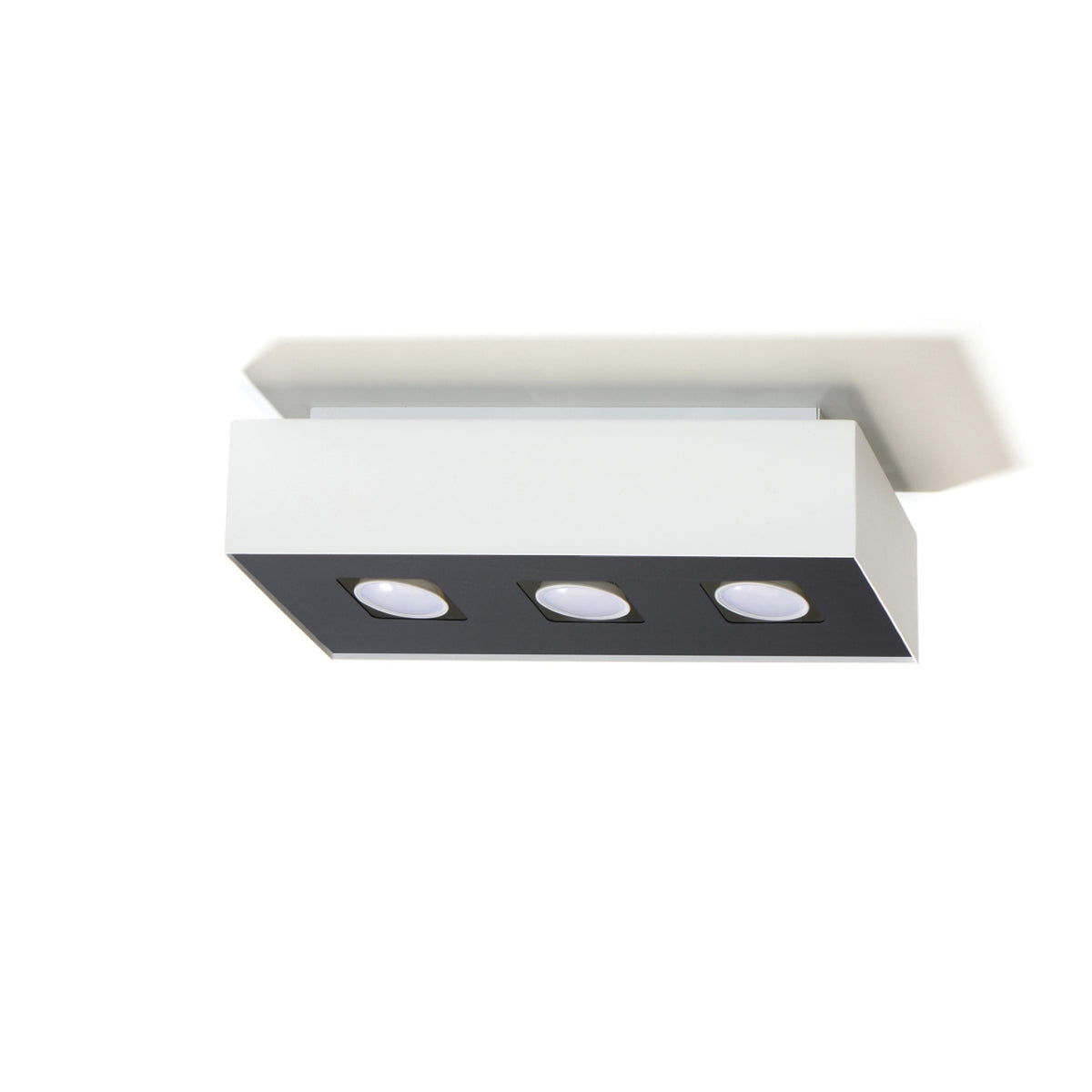 Vue en biais du plafonnier blanc montrant sa platine de fixation au plafond