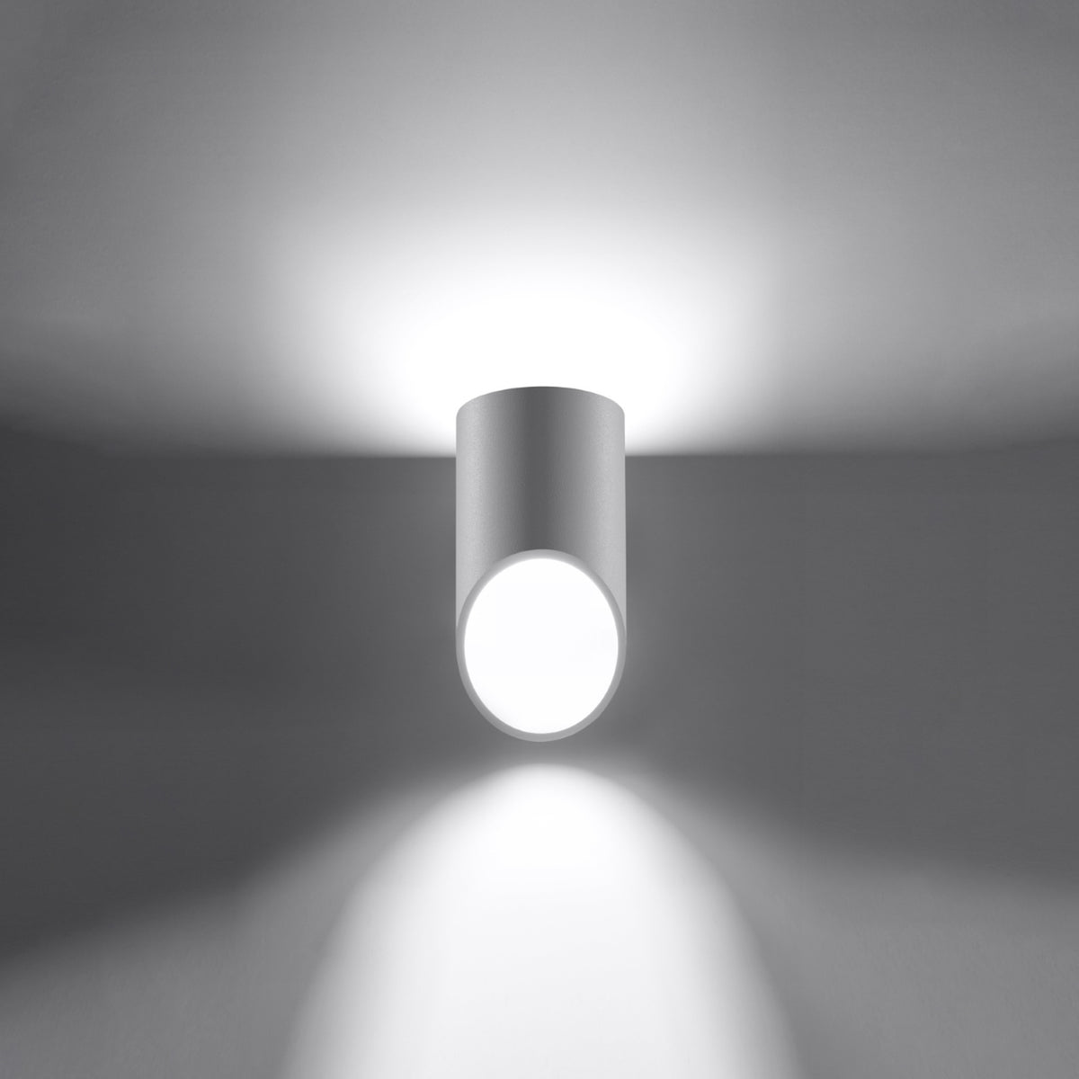 Gros plan sur l'ouverture lumineuse du cylindre projetant un halo blanc vers le bas.