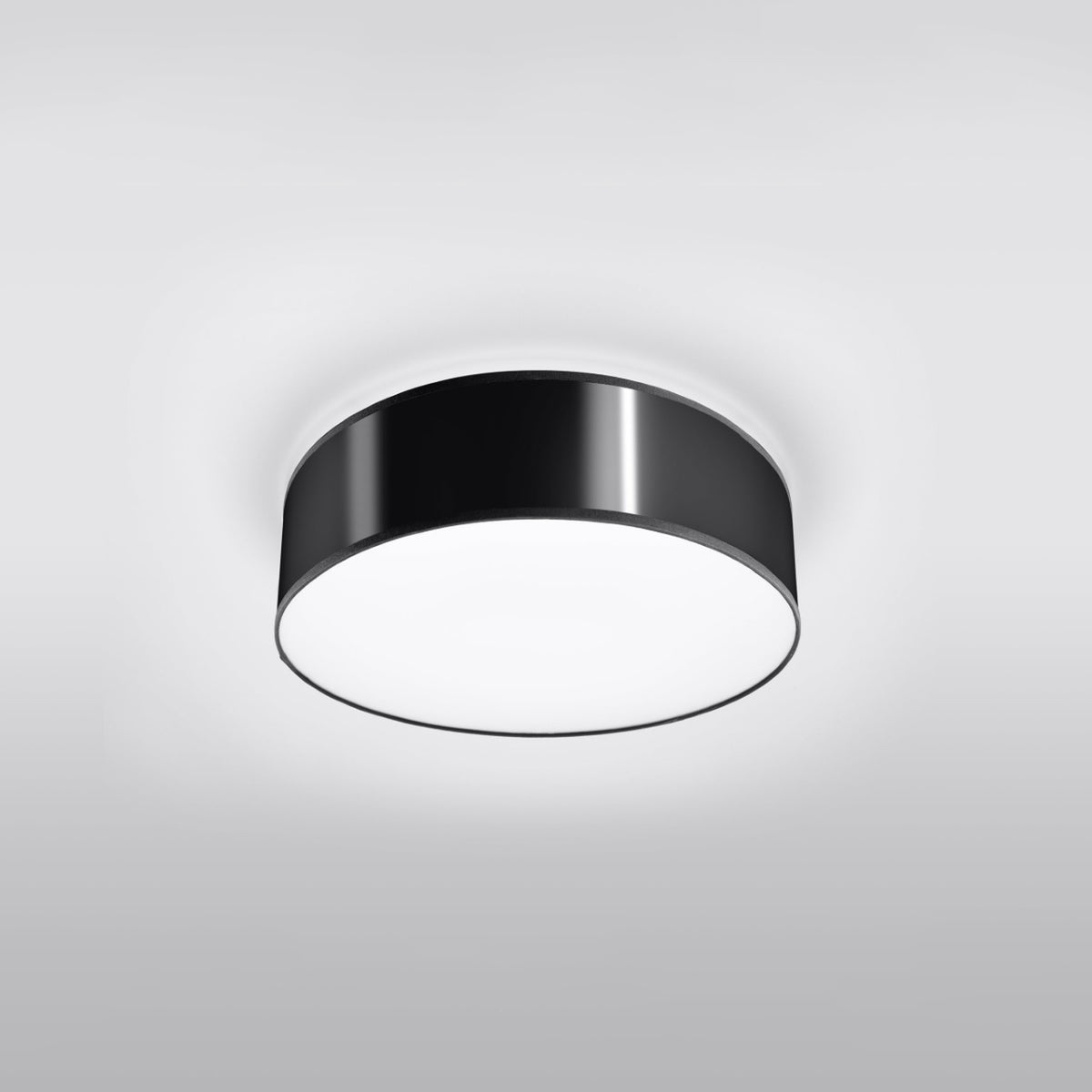 Luminaire rond monté au plafond, rendu réaliste sur fond gris clair.