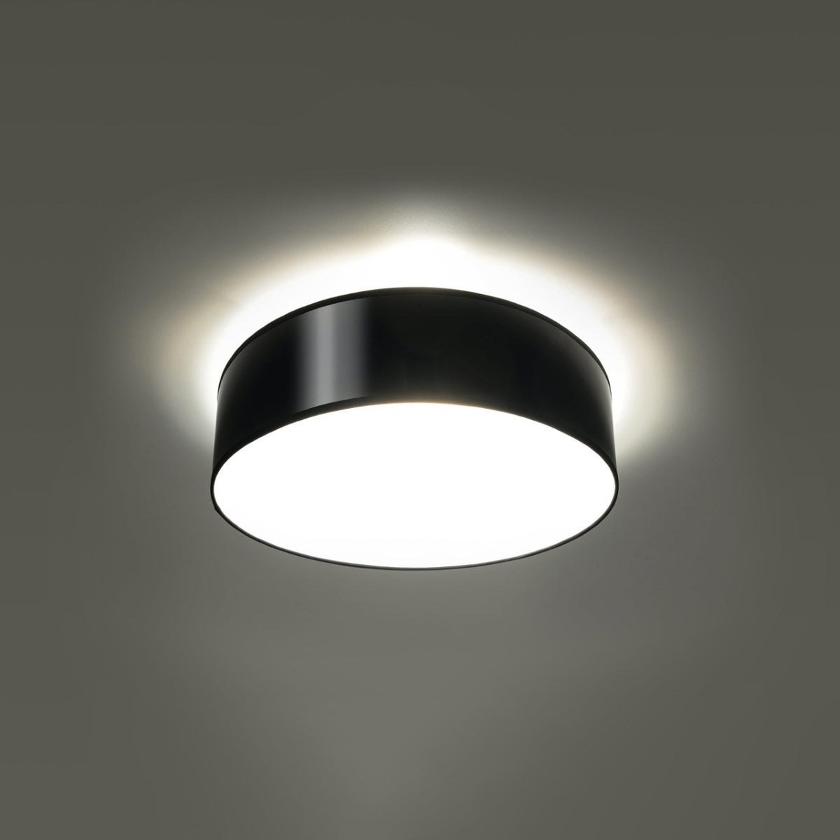 Plafonnier allumé en ambiance sombre, éclairage blanc diffus vers le bas.