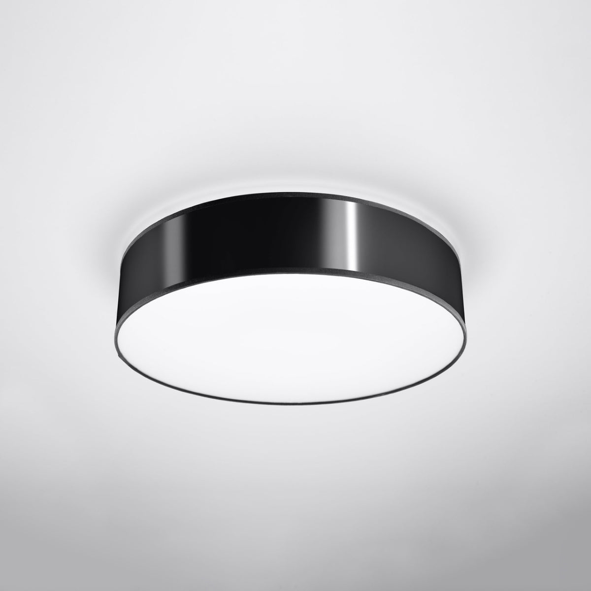 Luminaire fixé au plafond, corps cylindrique noir et vasque blanche, éclairage éteint