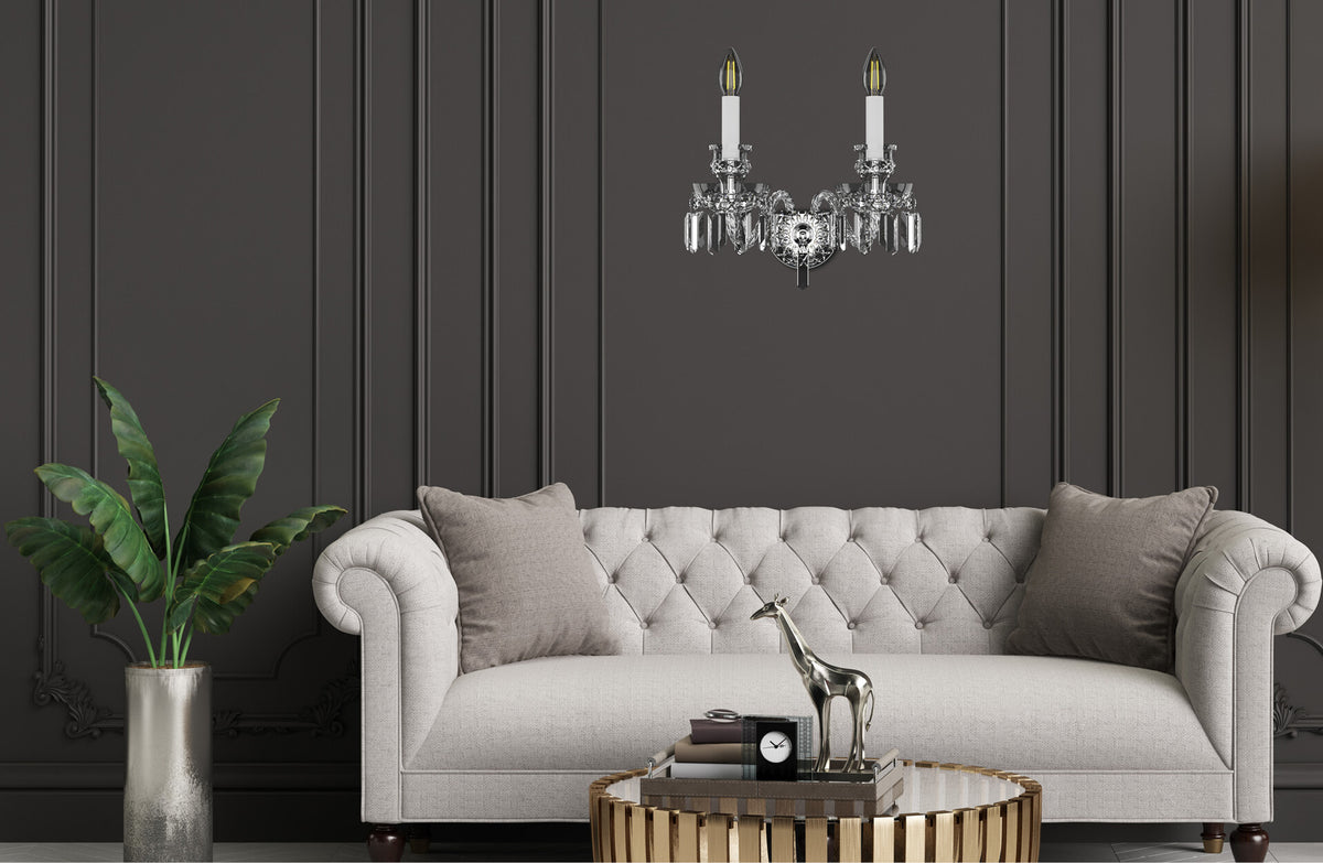 Mise en ambiance dans un salon, applique fixée au mur au-dessus du canapé