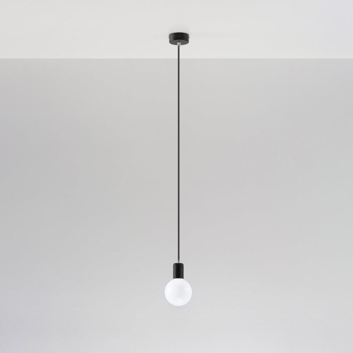 Vue de face du luminaire suspendu avec câble noir et ampoule blanche