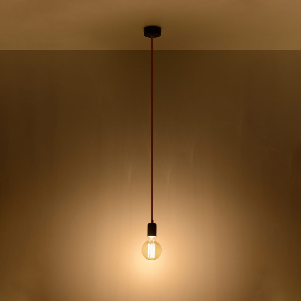 Mise en ambiance nocturne avec lumière chaude diffusée par l'ampoule