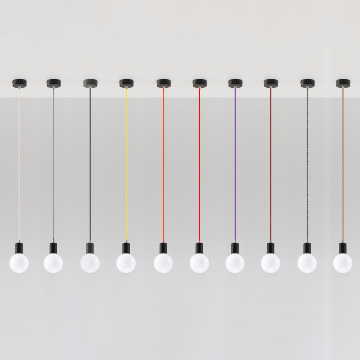 Déclinaisons de coloris des câbles suspendus avec ampoules blanches alignées