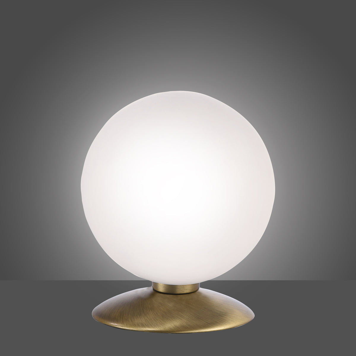 Produit allumé de face sur fond gris dégradé diffusant une lumière