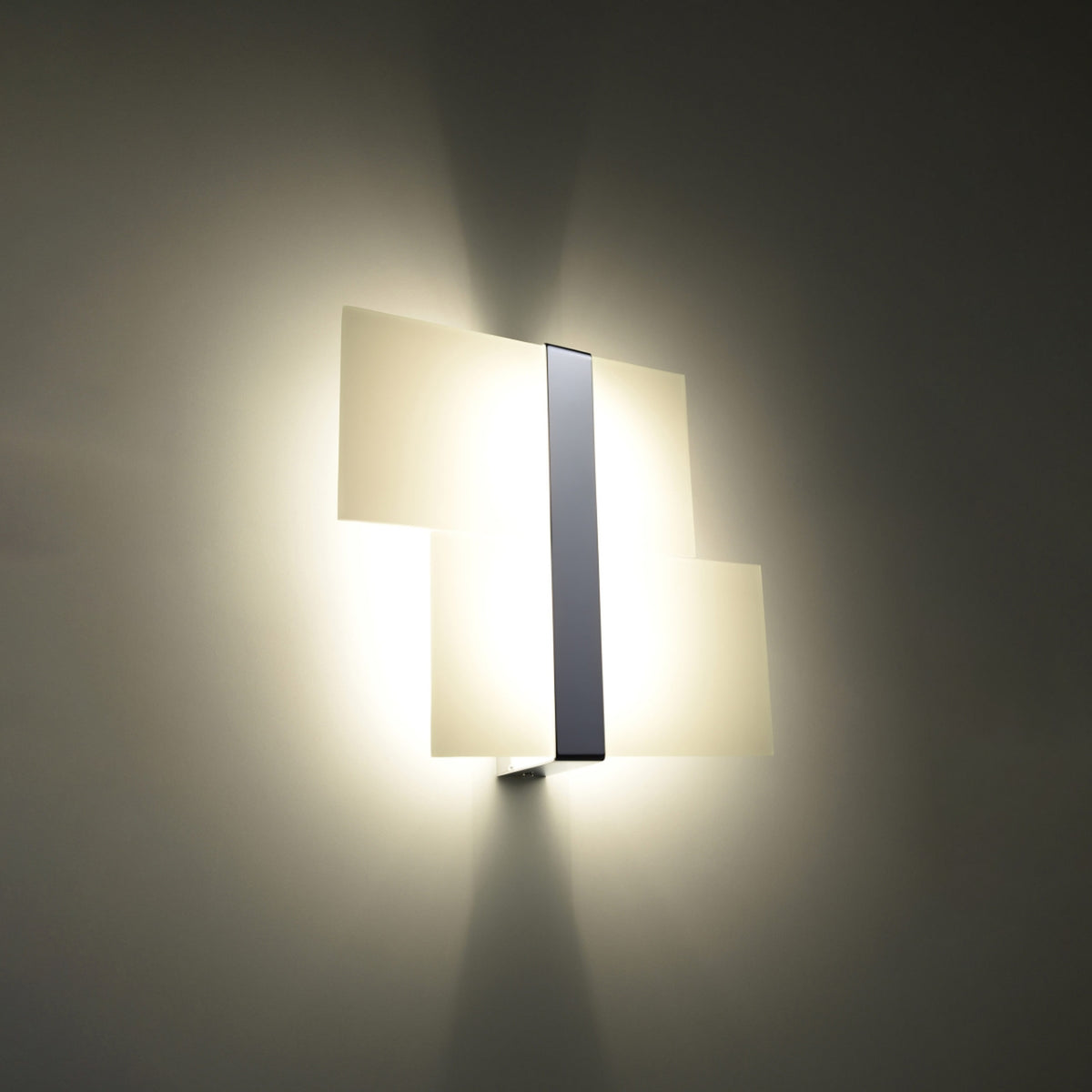 Vue de l'applique murale allumée dans une pièce sombre, éclairage chaud et halos.