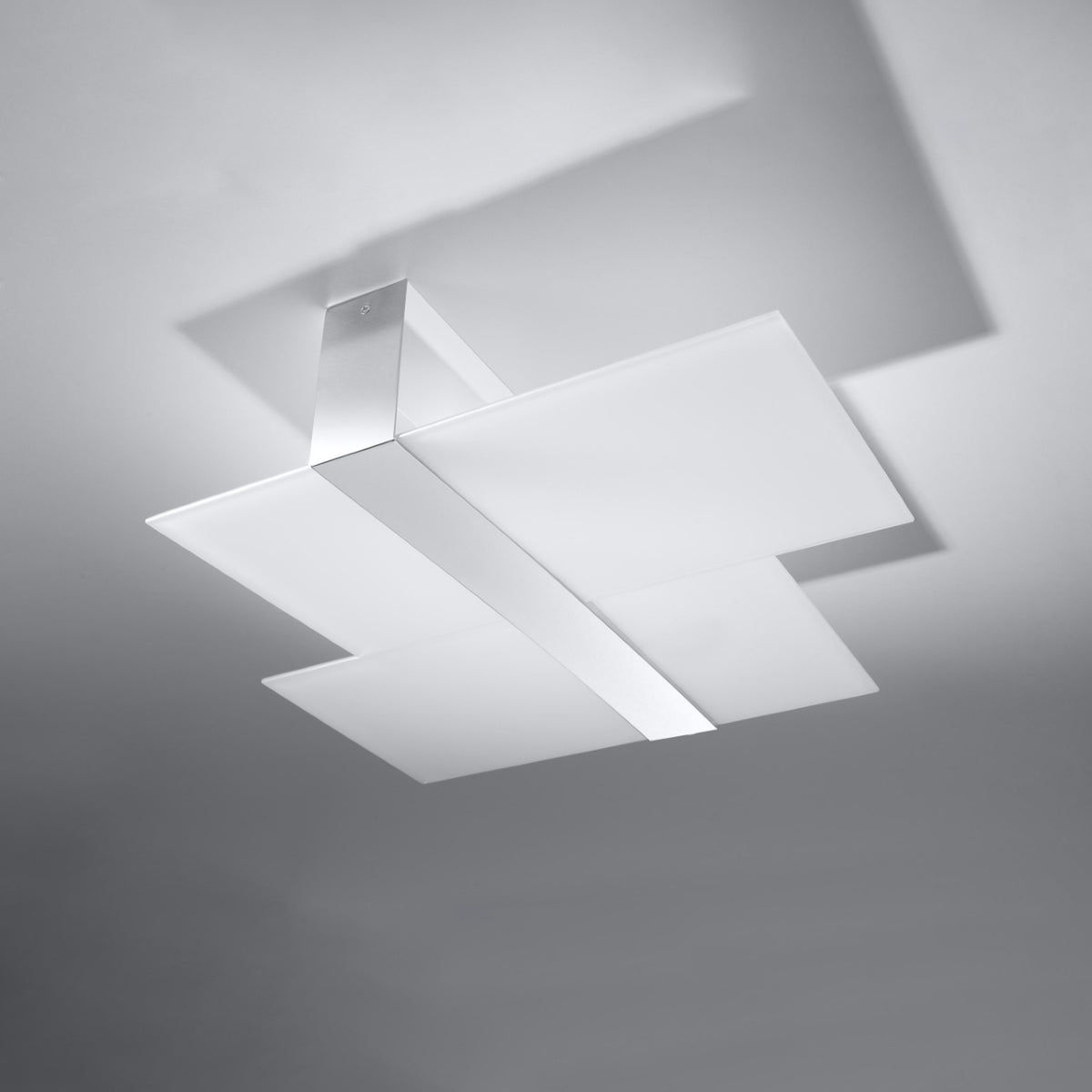 Plafonnier installé au plafond, éclairage éteint, vue de dessous sur fond gris.