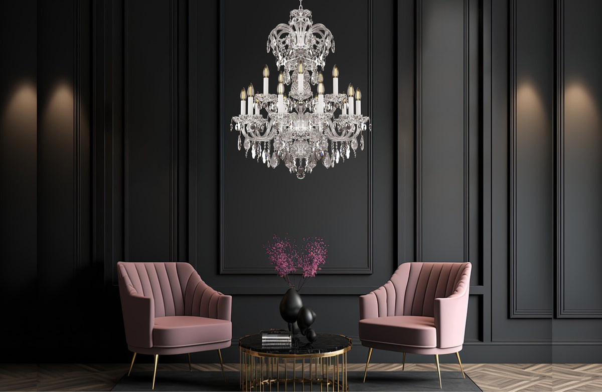 Mise en ambiance : lustre suspendu dans un salon sombre aux fauteuils roses