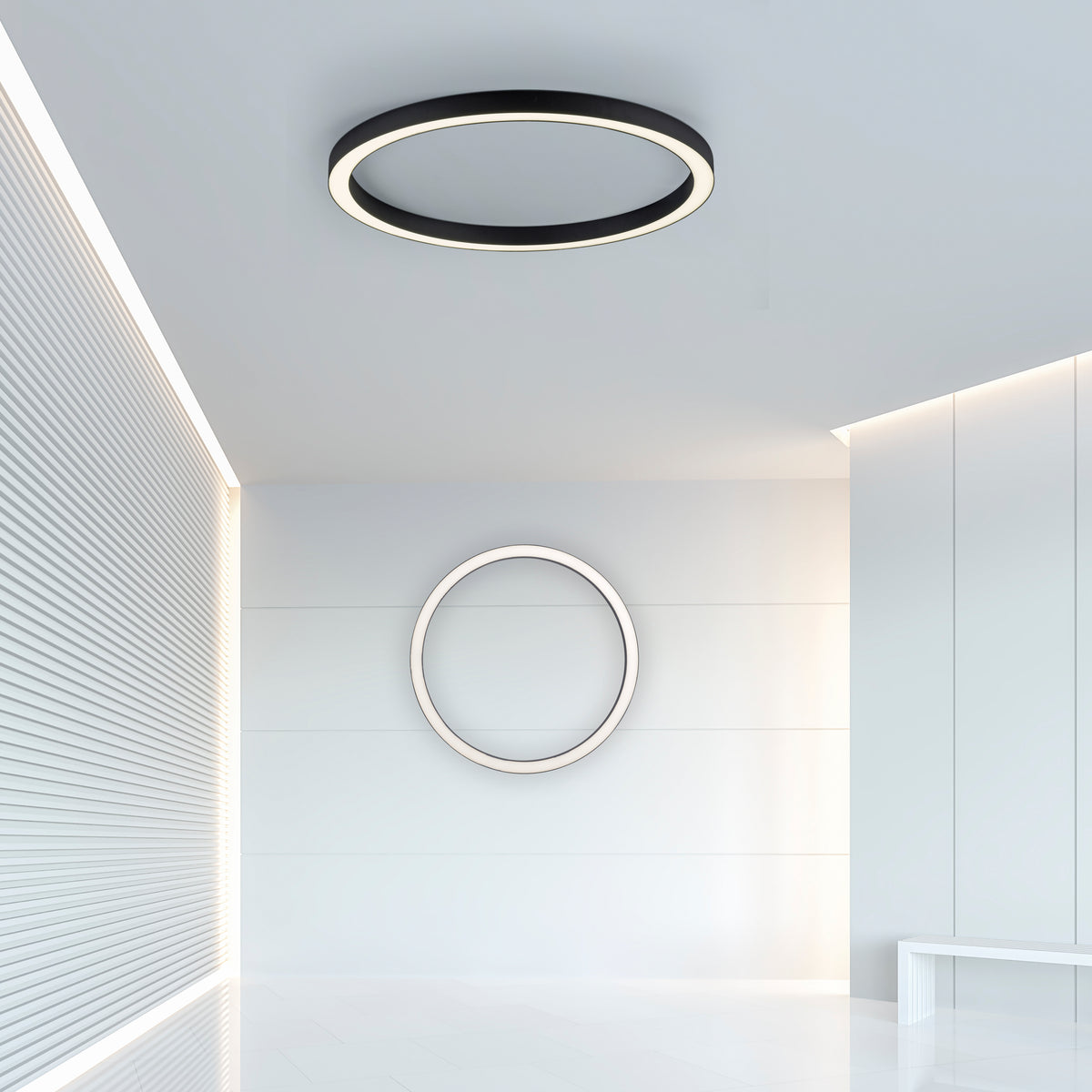 Mise en ambiance dans un salon blanc épuré, luminaire fixé au plafond éclairant la pièce.