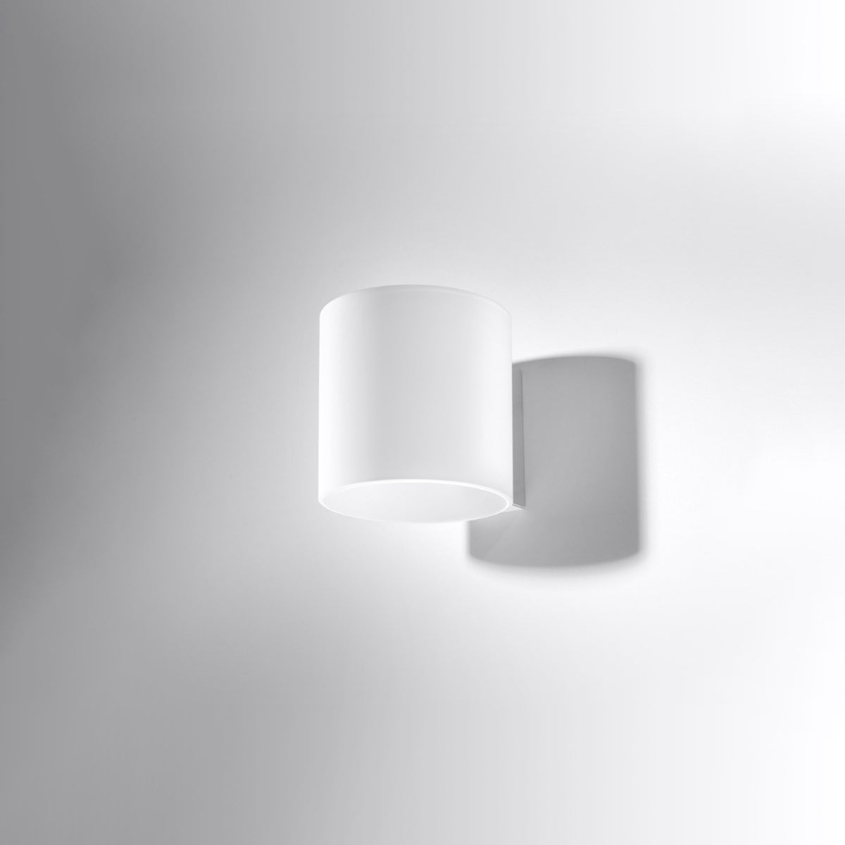 Vue de trois quarts de l applique sur mur gris clair avec ombre portée