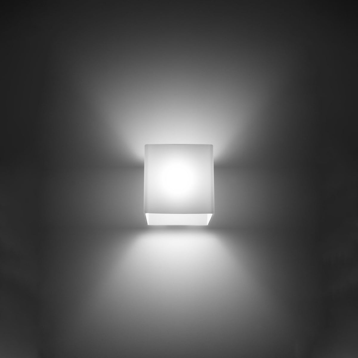 Mise en ambiance nocturne, halo lumineux diffus projeté au-dessus et sous l'applique