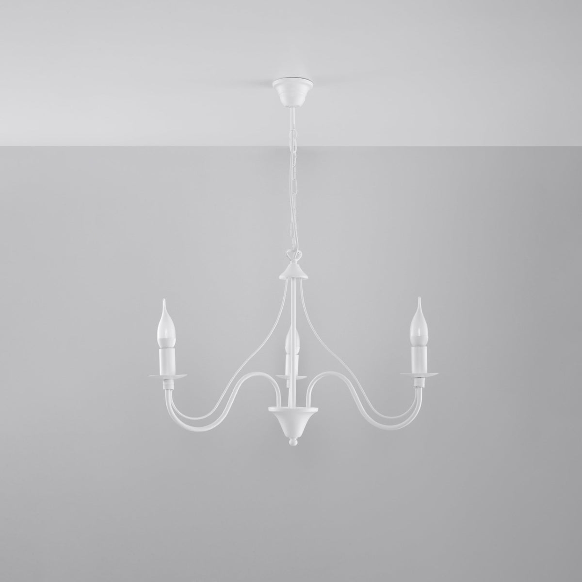 Vue de face du même lustre blanc suspendu au plafond, éclairage éteint, fond gris clair.