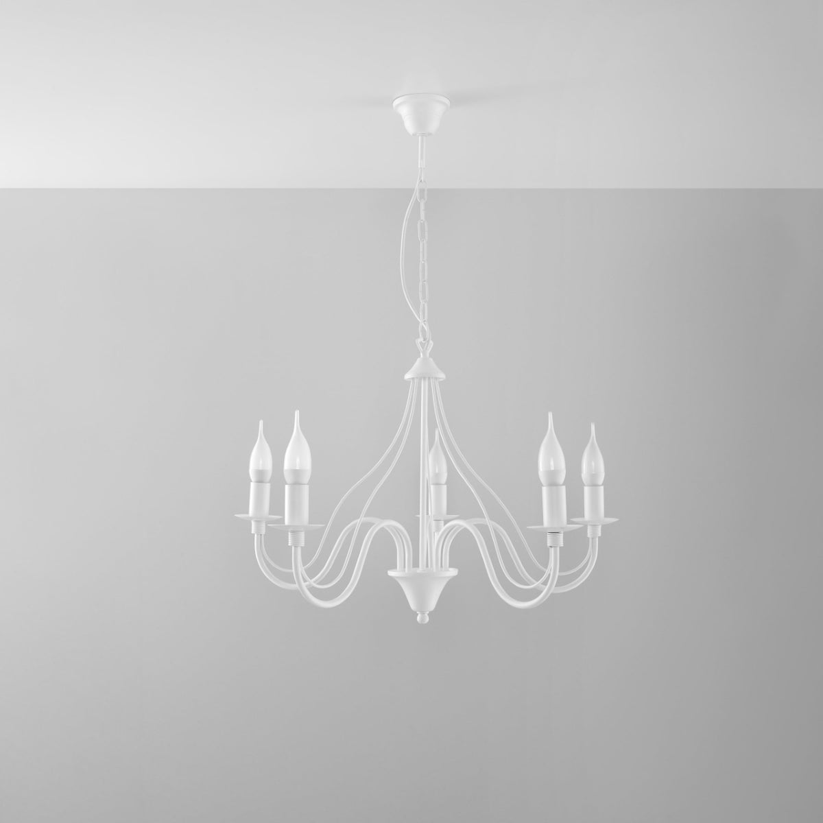 Lustre blanc suspendu devant un mur gris clair, ampoules éteintes, vue de face.