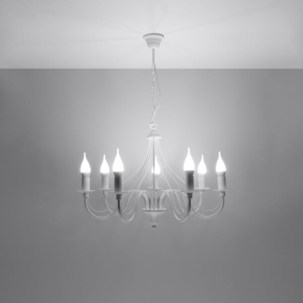 Lustre blanc allumé, sept ampoules en fonctionnement éclairent la pièce en lumière chaude.