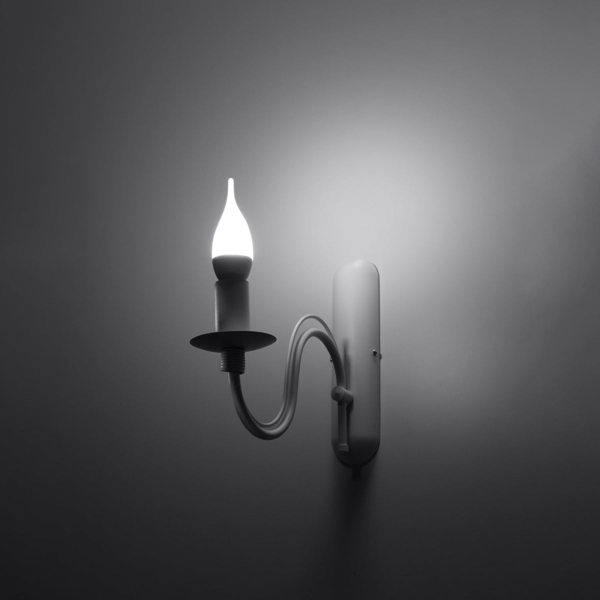 Applique murale blanche allumée dans une ambiance sombre, éclairage doux
