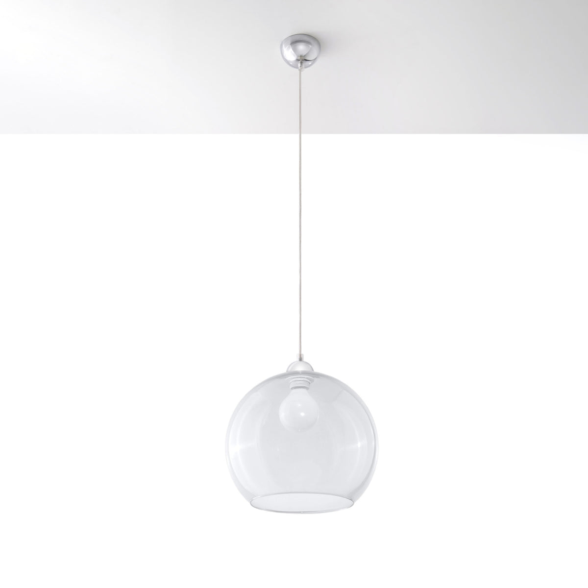 Vue de face de la suspension boule transparente suspendue sur fond blanc.