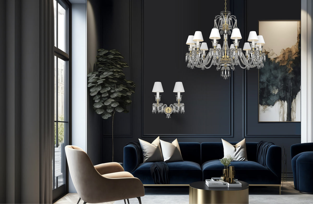 Mise en ambiance dans un salon bleu nuit avec canapé, plante et applique murale.