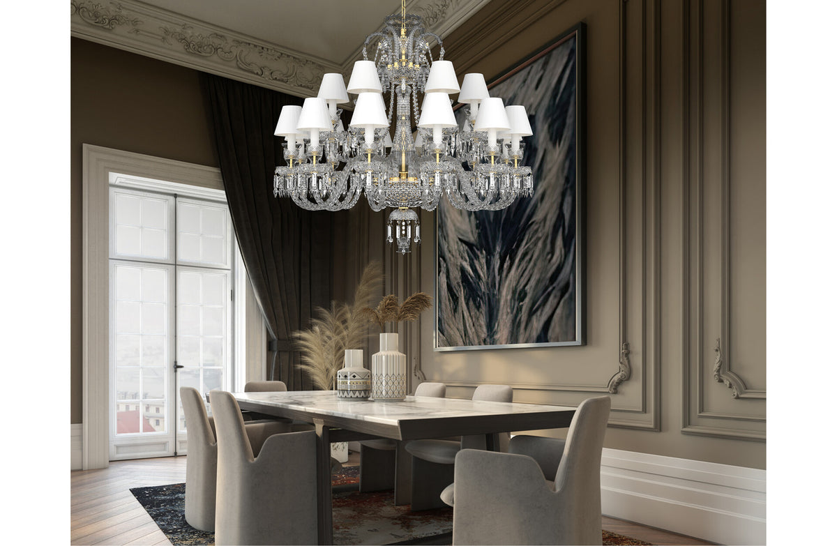 Lustre suspendu dans une salle à manger, table en marbre et grandes fenêtres