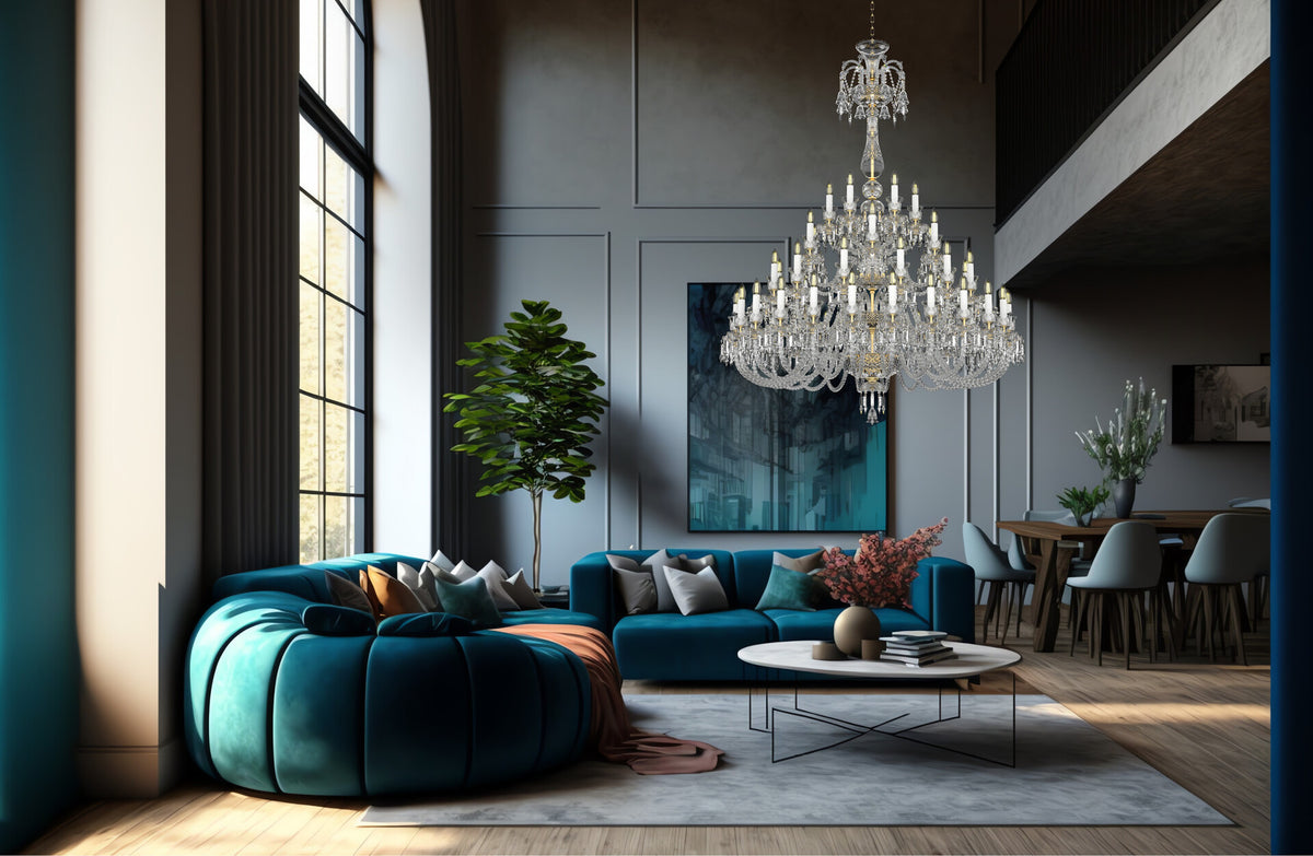 Mise en ambiance dans un salon haut de plafond, lustre suspendu au-dessus du canapé bleu.