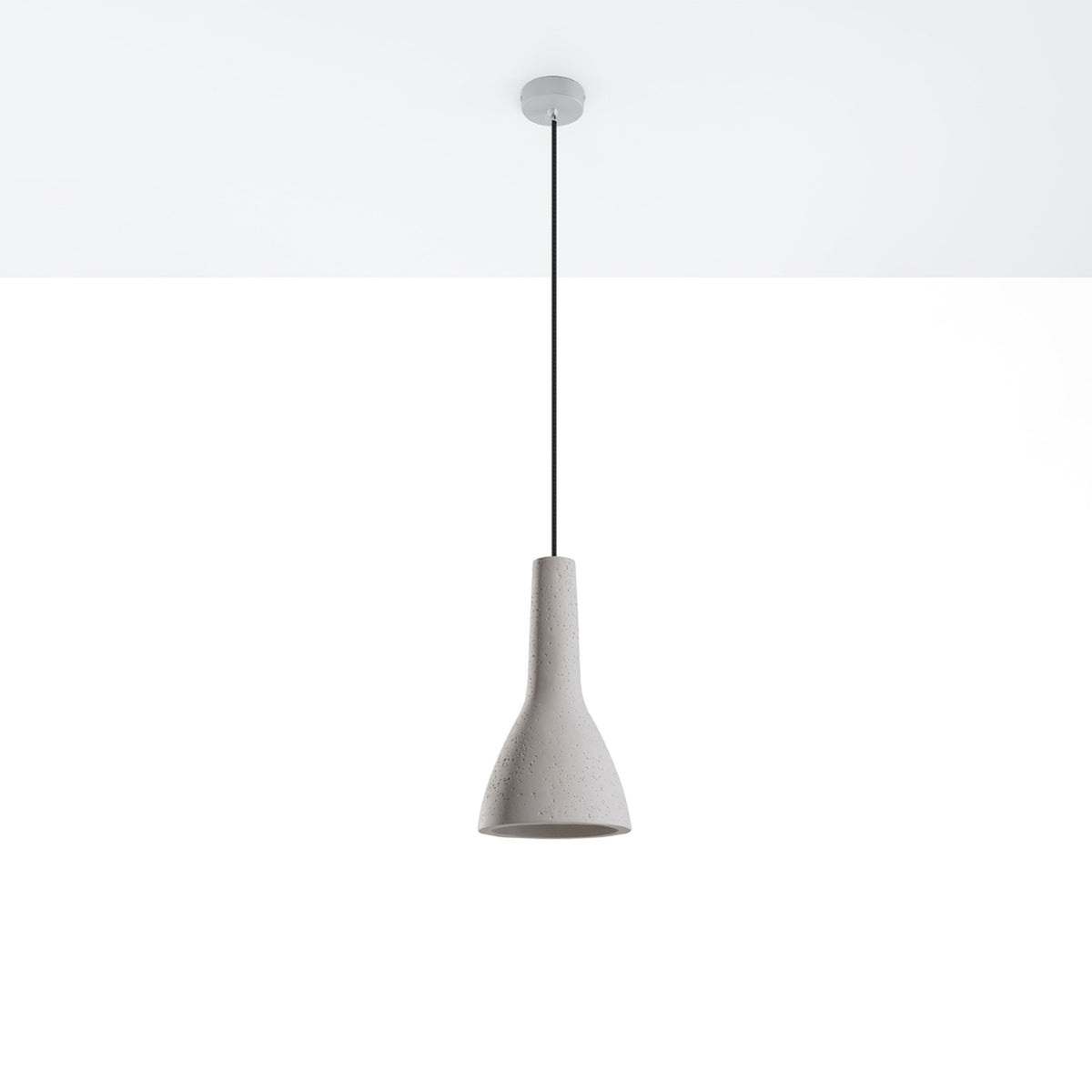 Vue d'ensemble de la lampe suspendue grise avec câble noir et rosace