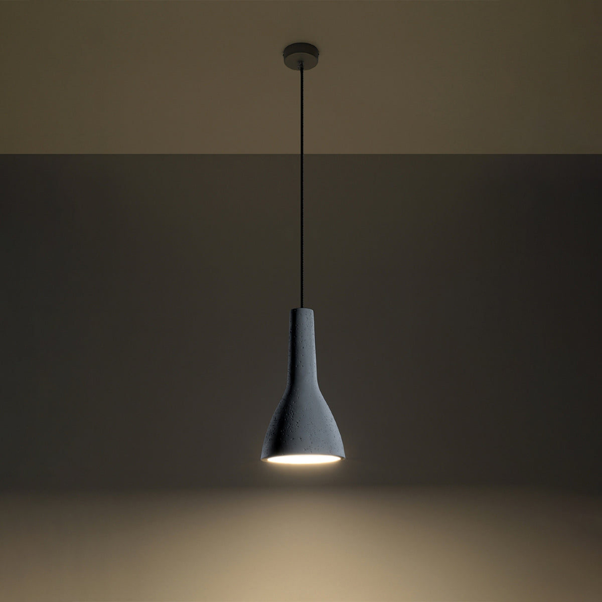 Lampe suspendue allumée diffusant une lumière chaude dans un intérieur sombre