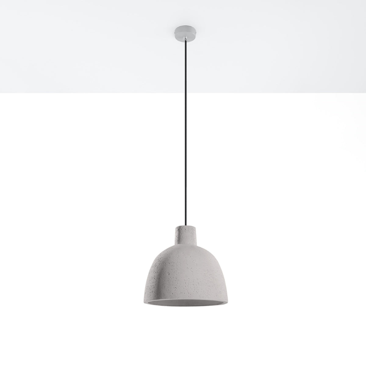 Vue d'ensemble du luminaire suspendu blanc, rosace au plafond et câble tendu