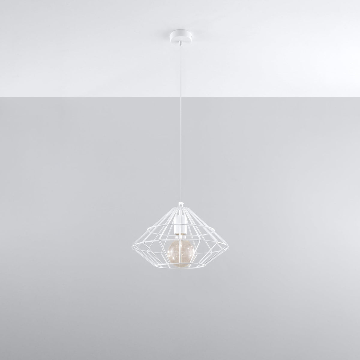 Vue en situation de la suspension blanche fixée au plafond dans une pièce claire