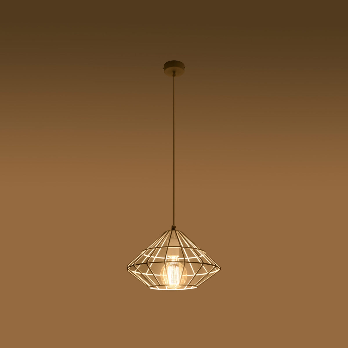 Lampe allumée diffusant une lumière chaude dans une ambiance sombre et feutrée
