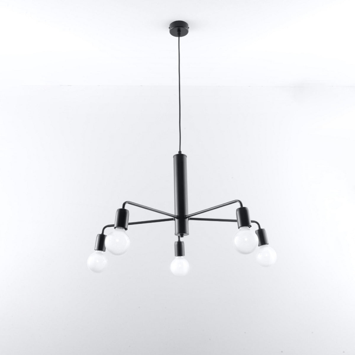 Détail du luminaire suspendu : bras fins courbés et douilles cylindriques noires, ampoules blanches
