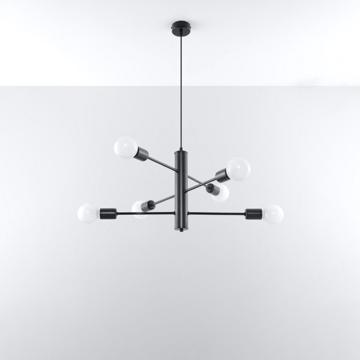 Vue de face du luminaire suspendu noir sur fond gris clair avec six ampoules rondes.