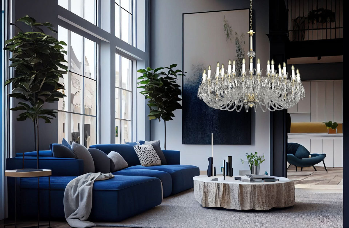 Lustre en cristal suspendu dans un salon moderne au canapé bleu.
