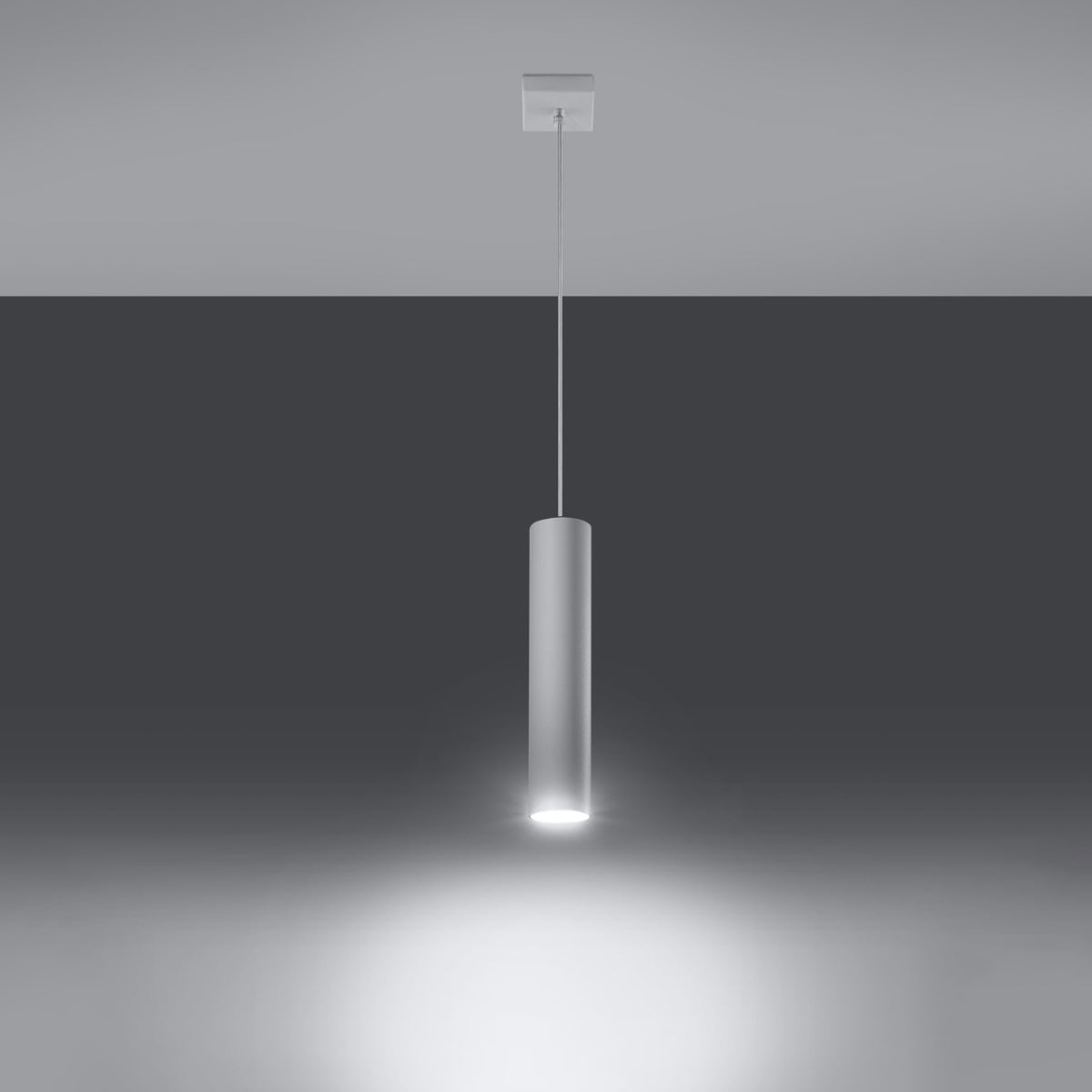 Mise en ambiance sombre, cône de lumière projeté au sol par le cylindre allumé