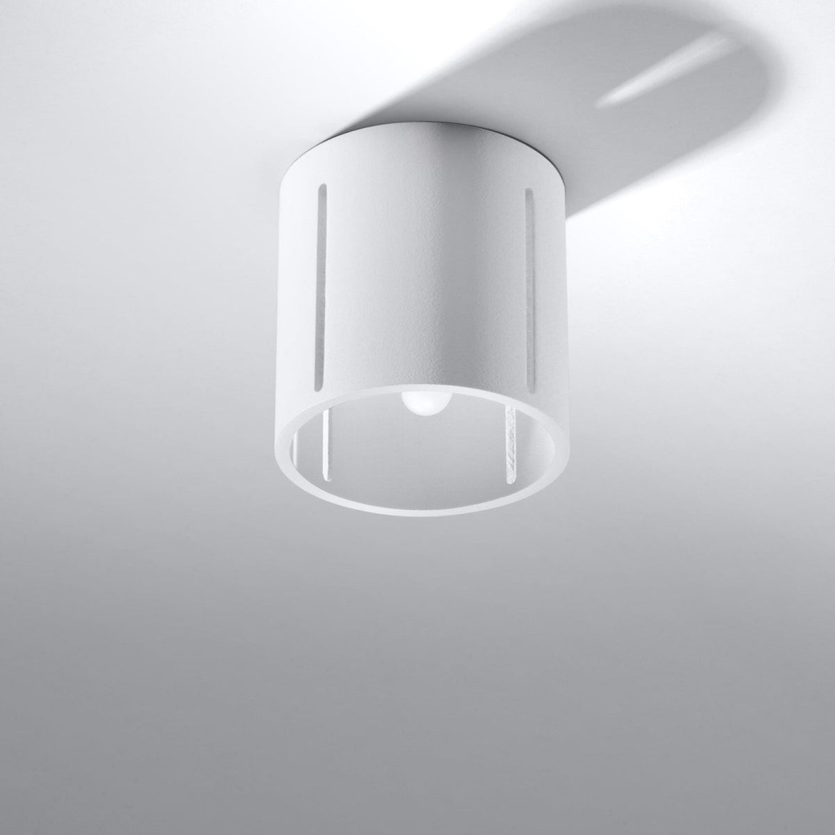Plafonnier blanc installé au plafond, vue en perspective montrant le support