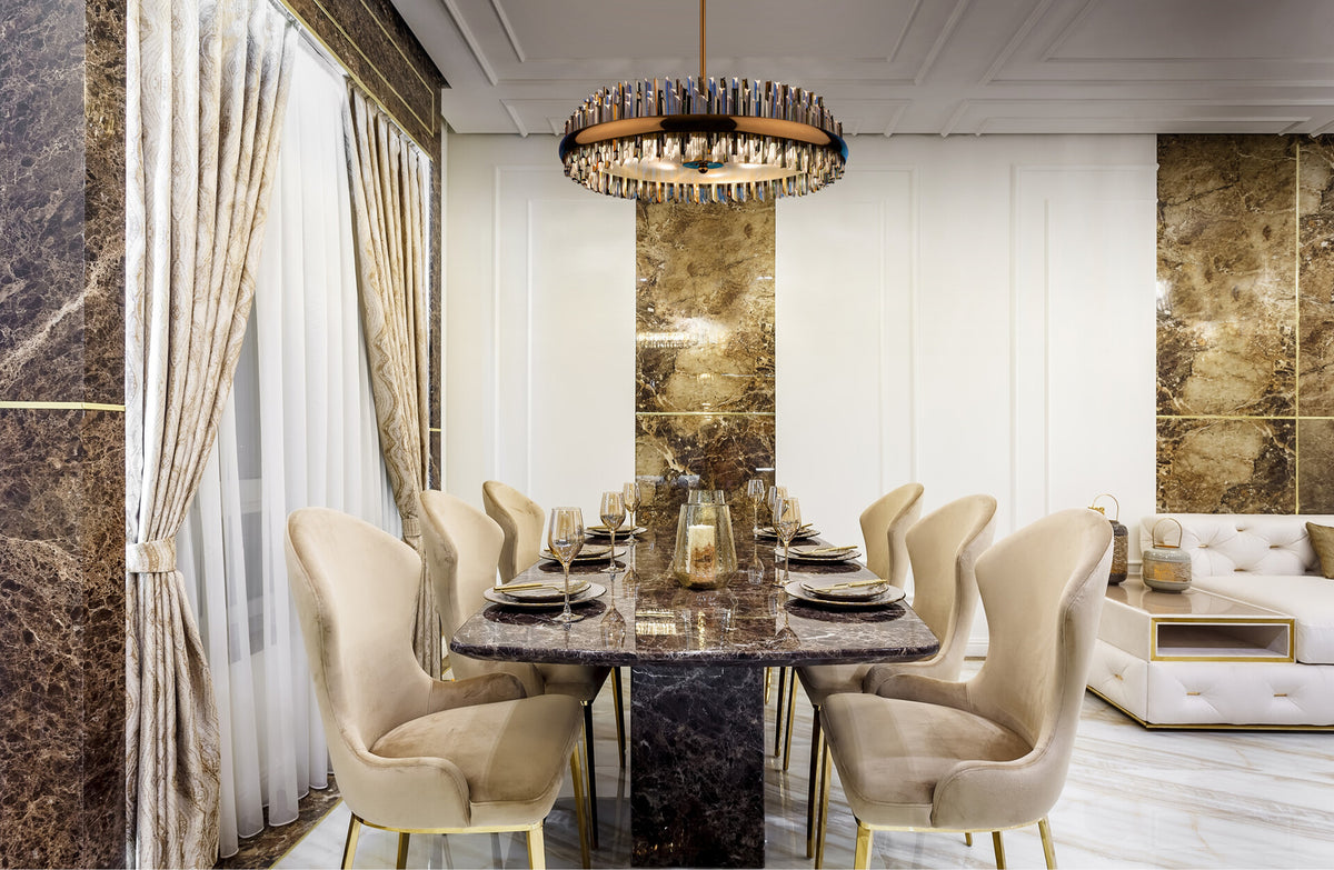 Suspension au-dessus d'une table de marbre dans une salle à manger dorée