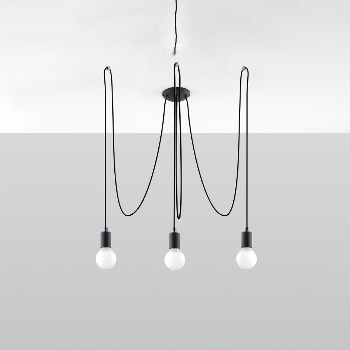 Vue de face sur fond gris clair, trois suspensions noires et ampoules blanches éteintes.