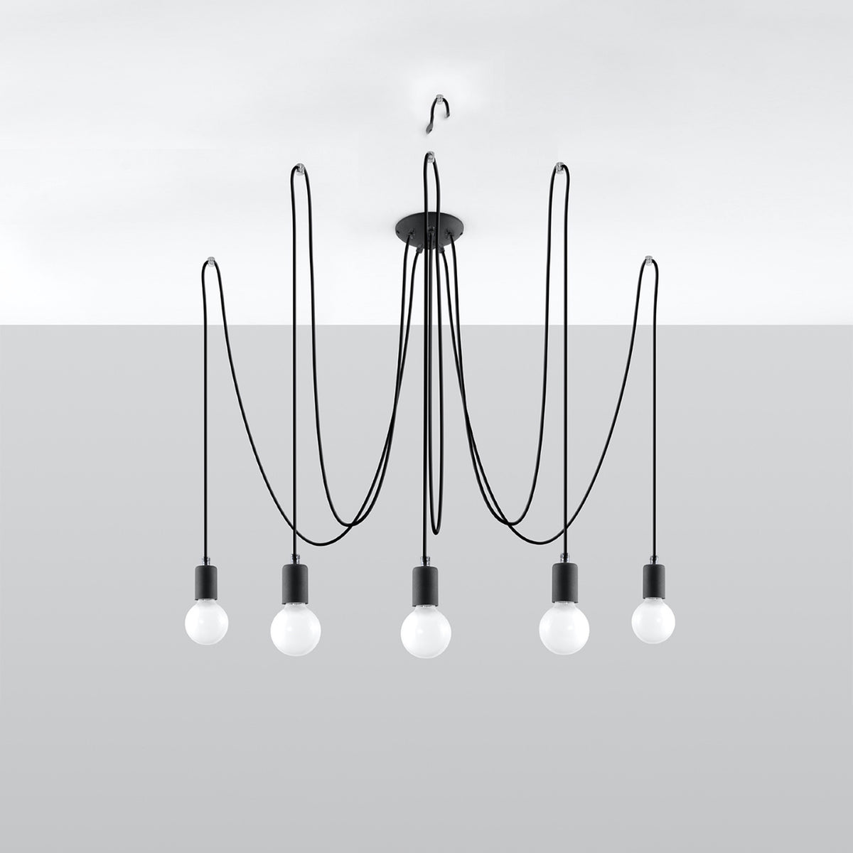 Présentation sur fond clair du lustre noir à cinq suspensions et ampoules opalines.