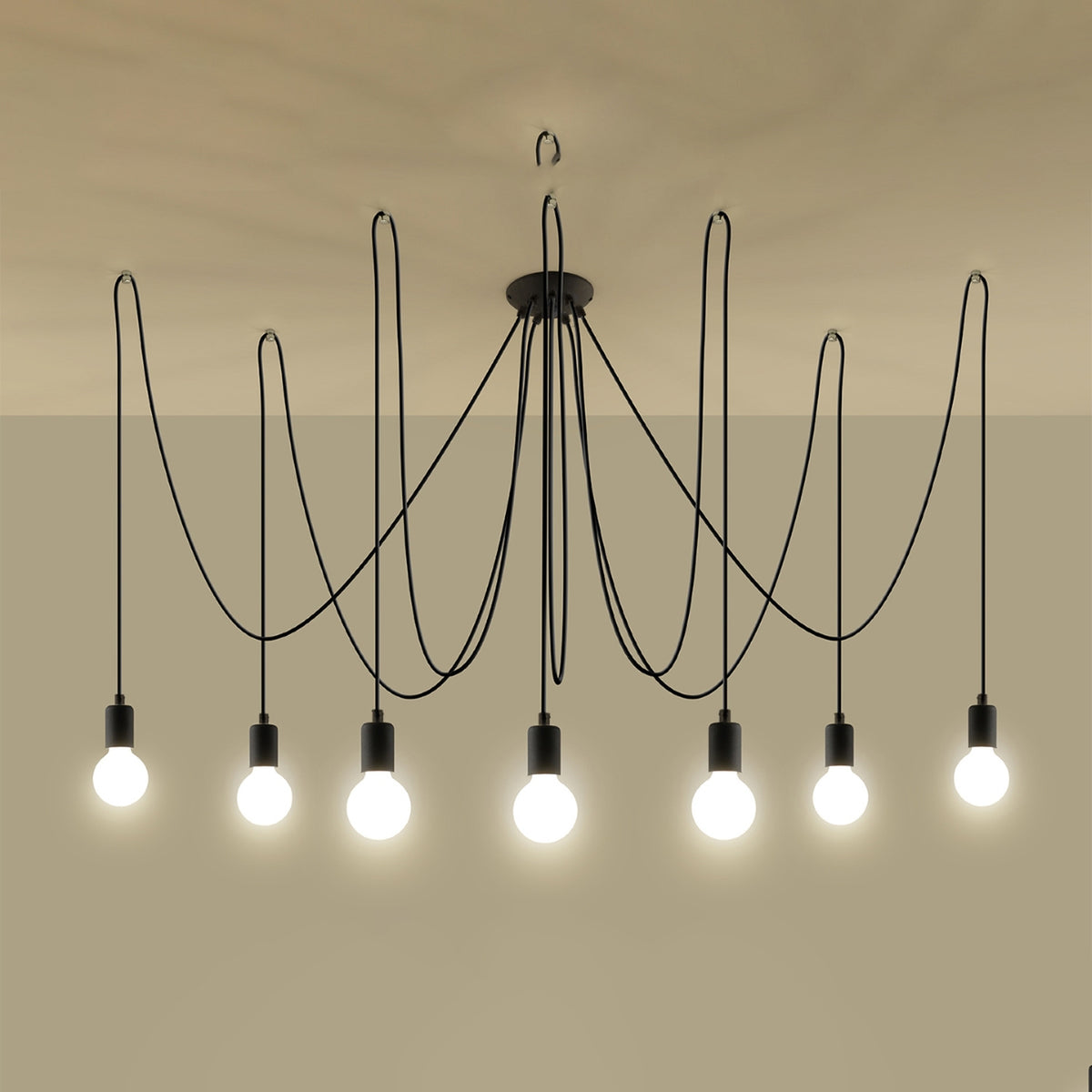 Luminaire allumé, ampoules globes blanches diffusant une lumière chaude, fond beige uni
