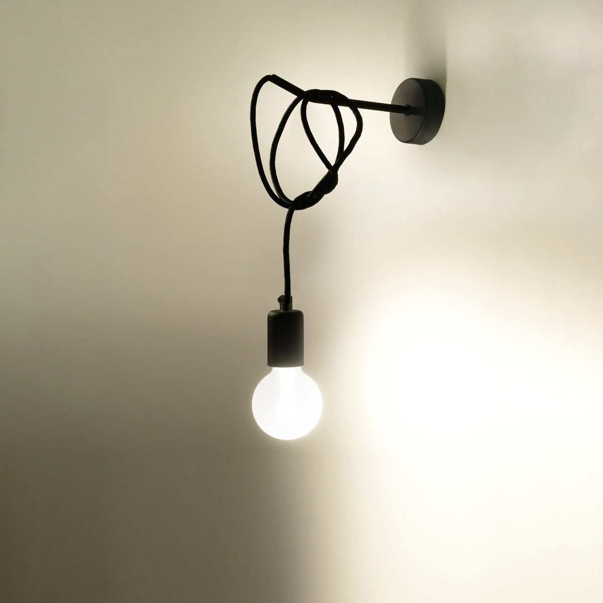 Mise en ambiance murale avec ampoule allumée diffusant une lumière chaude