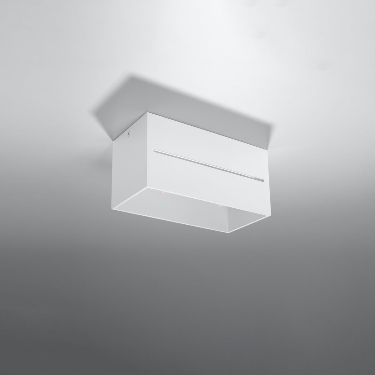 Plafonnier blanc installé au plafond, vu en perspective légèrement en contre-plongée.