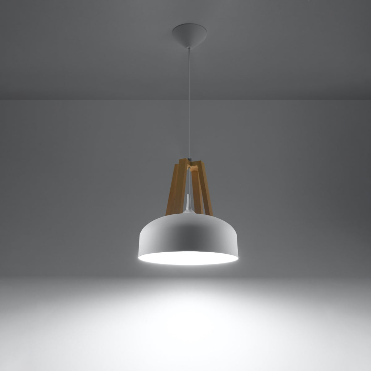 Mise en ambiance sombre montrant le luminaire allumé projetant une lumière blanche