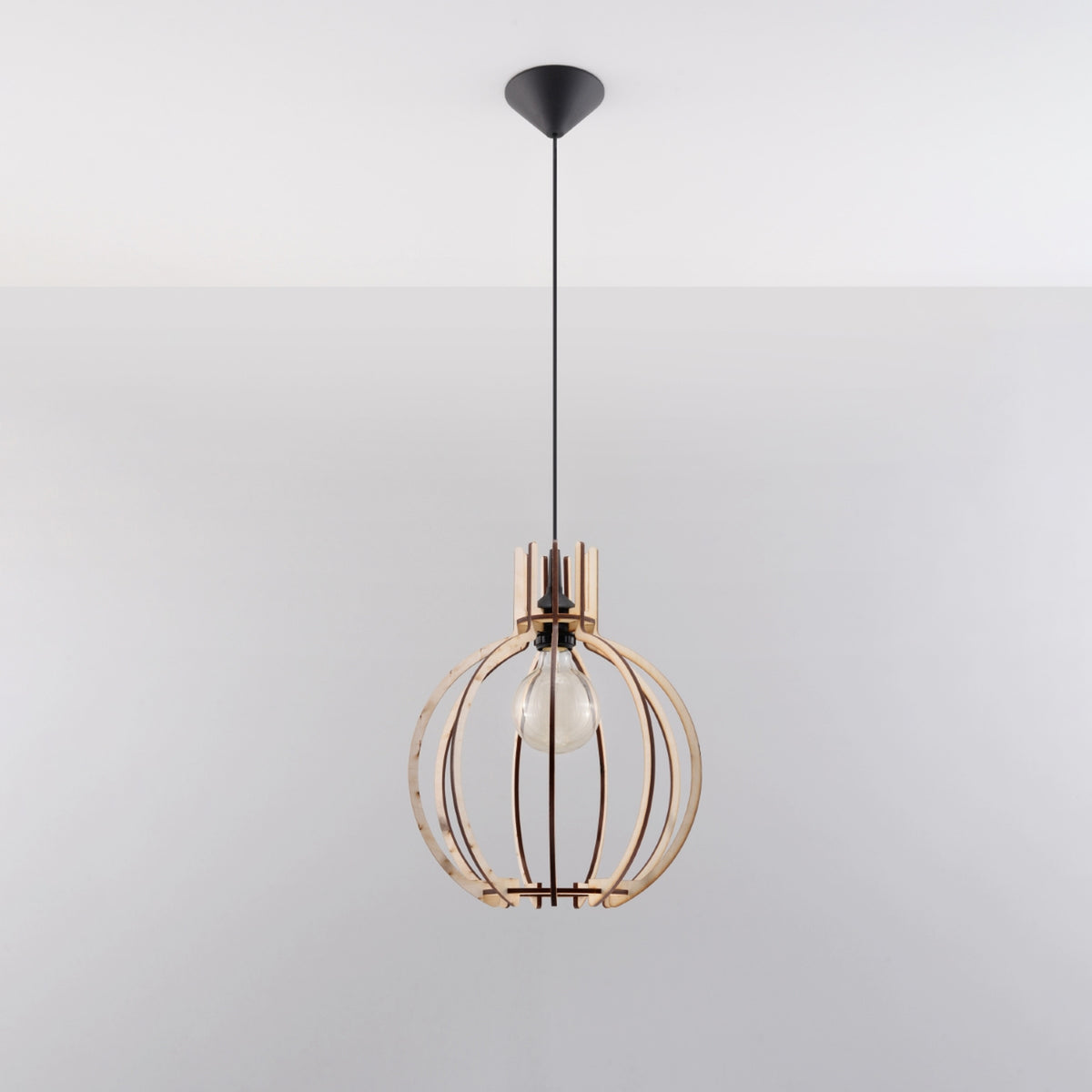 Vue de face sur fond gris clair, abat-jour cage en bois clair et ampoule visible